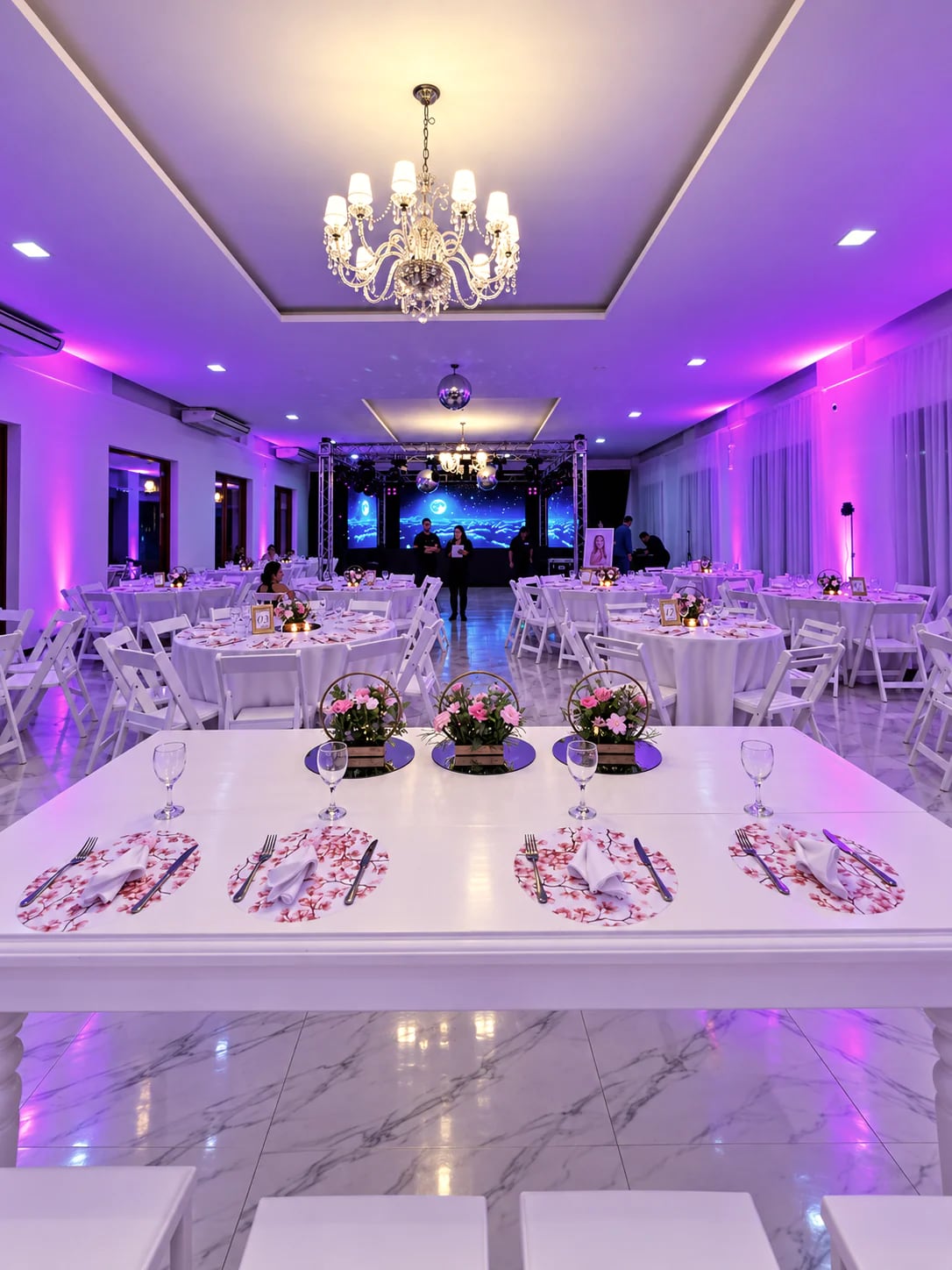 Salón remodelado con piso blanco preparado para una celebración en Complejo Ysyry